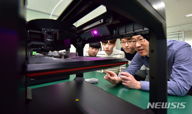 영진전문대 컴퓨터응용기계계열 학생들이 3D프린팅 실습교육을 받고 있다