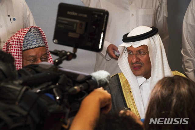 【아부다비=AP/뉴시스】사우디아라비아 에너지 장관인 압둘아지즈 빈살만 왕자가 12일(현지시간) 아랍에미리트연합(UAE) 아부다비에서 열린 OPEC+ 장관급감시위원회(JMMC) 회의가 끝난 후 기자들의 질문에 답하고 있다. 2019.09.13