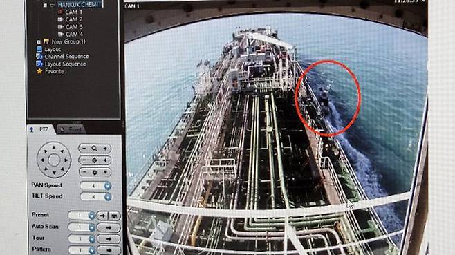 이란 혁명수비대 고속정이 한국케미호에 접근해 승선하는 장면(오른쪽 빨간 원)