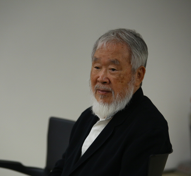 2016년 갤러리현대 개인전 당시 김창열 화백. /사진제공=갤러리현대
