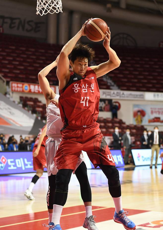 KGC인삼공사 오세근이 5일 서울 SK전에서 리바운드를 잡아내고 있다. KBL 제공