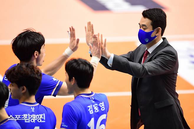 프로배구 V리그 남자부 삼성화재 고희진 감독(오른쪽)이 지난 1일 안산상록수체육관에서 열린 OK금융그룹과의 경기 중 선수들을 격려하고 있다. KOVO 제공