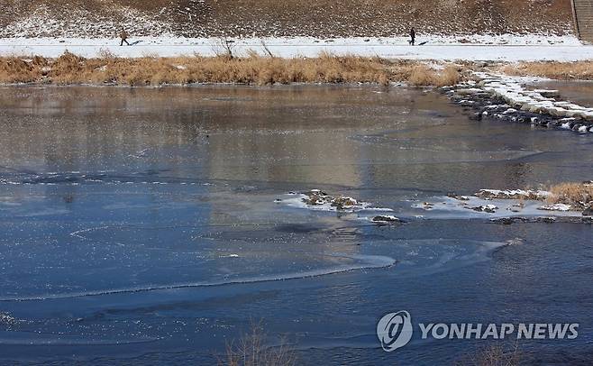 강추위에 얼어붙은 홍천강 [연합뉴스 자료사진]