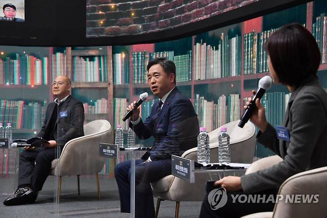신년 기자대담서 발언하는 서울시장 권한대행 (서울=연합뉴스) 서정협 서울시장 권한대행이 5일 서울시청에서 화상회의 방식으로 진행된 신년 기자대담에서 발언하고 있다.       [서울시 제공. 재판매 및 DB 금지] photo@yna.co.kr