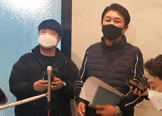기자들 질문에 답하는 타이콘 쉽핑 [촬영 손형주 기자]
