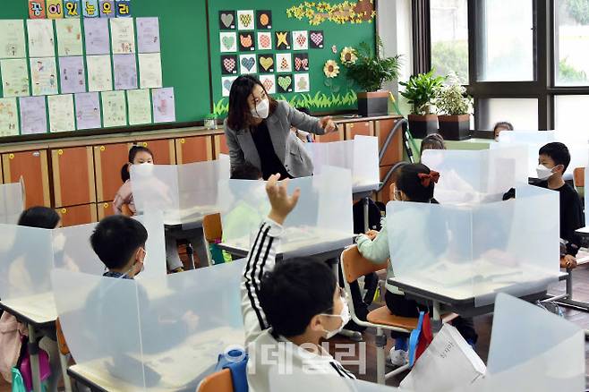 부산 금정구 동현초등학교 학생들의 등교수업 모습(사진=뉴시스)