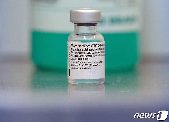 화이자·바이오엔테크의 코로나19 백신 © AFP=뉴스1