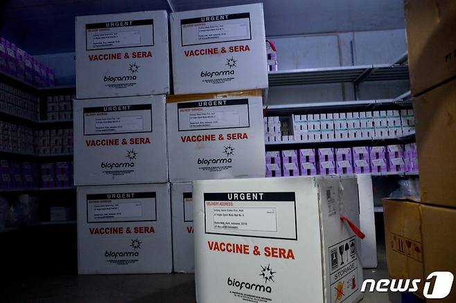 인도네시아에서 배포되고 있는 중국 제약사 시노백의 코로나19 백신 © AFP=뉴스1