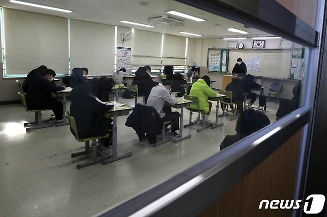 지난해 12월8일 서울 영등포구 소재 한 고등학교에서 3학년 학생들이 기말고사 시험을 치르고 있다./뉴스1 © News1