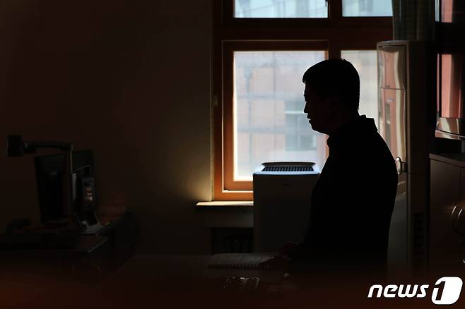 지난해 4월8일 서울 종로구 국립서울맹학교에서 한 시각장애인 교사가 수업을 진행하고 있다./뉴스1 © News1