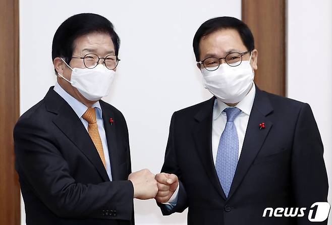 박병석 국회의장이 6일 서울 여의도 국회의장실을 예방한 유영민 신임 대통령 비서실장과 주먹인사를 나누며 기념촬영을 하고 있다. 2021.1.6/뉴스1 © News1 박세연 기자