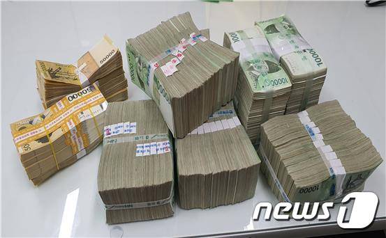 지난 4일 '김달봉'이라는 가명을 쓴 중년 남성이 전북사회복지공동모금회 사무실을 찾아 놓고 간 현금 다발.(전북사회복지모금회 제공)2020.1.6 /© 뉴스1