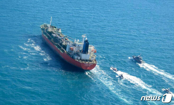 4일(현지시간) 중동 호르무즈 해협에서 이란 혁명수비대 함정이 한국 국적 화학운반선 한국케미호에 접근하고 있다. 이란은 해양오염 활동을 한 혐의로 선박을 나포해 우리 국민 5명과 포함 선원 20명을 역류 중이다. © AFP=뉴스1