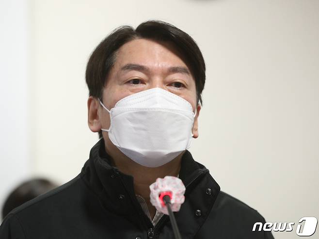 안철수 국민의당 대표가 5일 오전 서울 종로구 아동권리보장원에서 열린 아동학대 예방책 마련을 위한 간담회에서 발언하고 있다.  2021.1.5/뉴스1 © News1 신웅수 기자