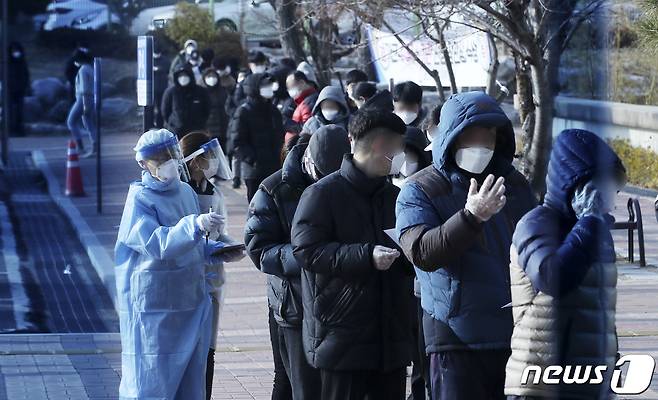 울산시 동구 소재 한 병원에서 신종 코로나바이러스 감염증(코로나19) 확진자가 발생한 가운데 5일 동구보건소에 마련된 선별진료소에서 해당 병원을 다녀간 시민들이 코로나19 검사를 받기 위해 줄지어 서 있다. 2021.1.5/뉴스1 © News1 윤일지 기자