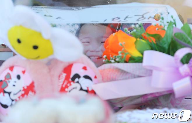 6일 경기 양평 하이패밀리 안데르센 공원묘지를 찾은 추모객들이 양부모의 학대로 숨진 16개월 영아 정인(가명)양을 추모하고 있다. 2021.1.6/뉴스1 © News1 이성철 기자