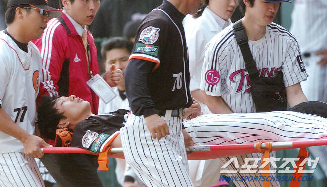2007년 5월 27일 LG와의 원정 경기에서 최동수의 파울플라이볼을 잡으려다 박남섭과 부딪혀 의식을 잃은 김주찬이 실려나가고 있다.
