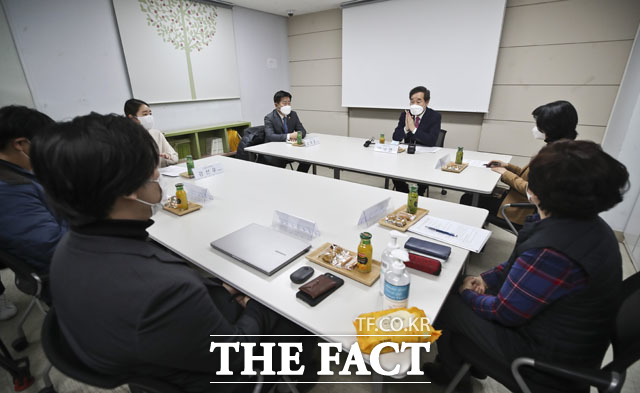 이낙연 더불어민주당 대표가 6일 오후 서울 강서아동보호전문기관을 방문해 관계자들과 간담회를 하고 있다. /국회사진취재단