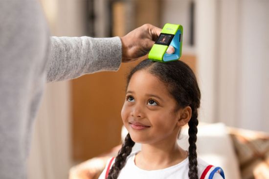 '맥파이테크'가 개발한 어린이 신제 발달과 성장 관리를 도와주는 디바이스로 어린이의 키를 재고 있다.