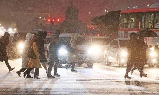 서울 전역에 대설주의보가 발효된 6일 저녁 서울 광화문역 인근에서 시민들이 퇴근길을 재촉하고 있다. [이미지출처=연합뉴스]