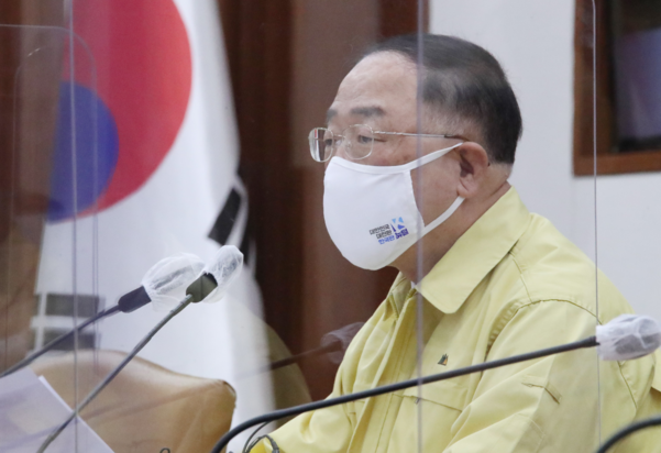 홍남기 경제부총리 겸 기획재정부 장관이 6일 정부서울청사에서 열린 제25차 비상경제 중앙대책본부 회의 겸 제8차 한국판 뉴딜 관계장관회의를 주재하며 최근 경제동향 및 리스크 점검을 하고 있다./연합뉴스