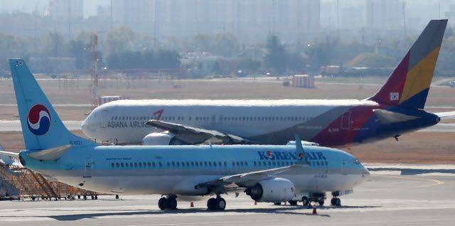 지난해 12월 1일 오후 서울 강서구 김포국제공항 국내선 청사 전망대에서 바라본 계류장에 대한항공과 아시아나항공의 항공기가 주기돼 있다.ⓒ뉴시스