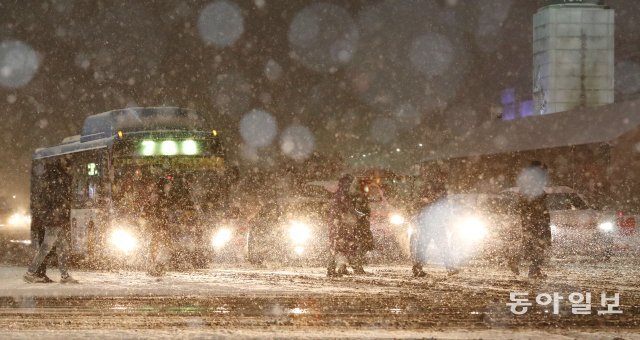 6일 서울을 비롯한 중부지방 퇴근길에 눈이 내렸다. 세종로 사거리에서 시민들이 눈을 맞으며 지나가고 있다. 김재명 기자 base@donga.com