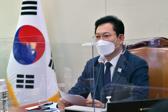 6일 국회 외교통일위원회에서 열린 '한국케미호 이란 나포관련 긴급 간담회'에서 송영길 외통위원장이 발언하는 모습. 연합뉴스.