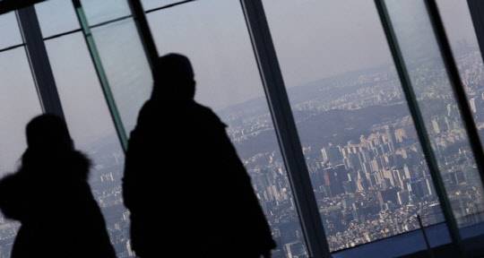 서울 송파구 롯데월드타워 전망대 서울스카이에서 바라본 서울 시내 아파트 단지 모습. <연합뉴스>