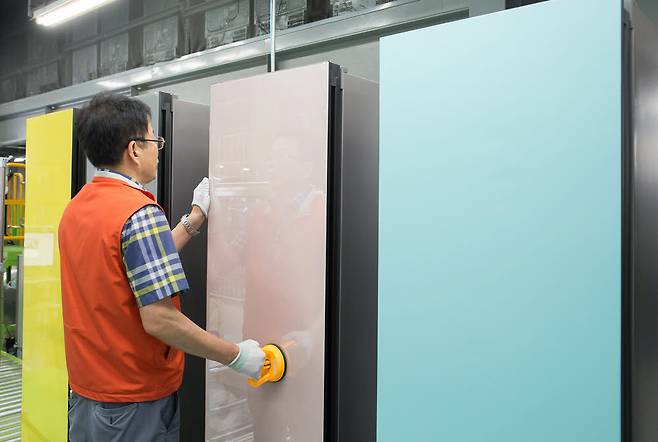 광주광역시 광산구 하남산단 6번로에 위치한 삼성전자 광주사업장에서 직원들이 개개인의 라이프스타일에 따라 자유로운 조합이 가능한 모듈러 타입의 비스포크 냉장고를 생산하고 있다.