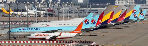 대한항공은 6일 임시 주주총회를 열어 유상증자를 위한 정관 변경안을 처리했다. 공항 전망대에서 바라본 계류장에 대한항공과 아시아나항공 여객기가 대기중이다. 뉴스1