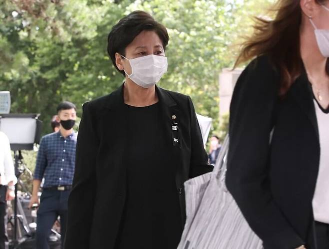 남인순 더불어민주당 의원이 지난해 7월10일 오후 서울 종로구 서울대학교병원 장례식장에 마련된 고 박원순 전 서울시장 빈소로 들어가고 있다. 연합뉴스