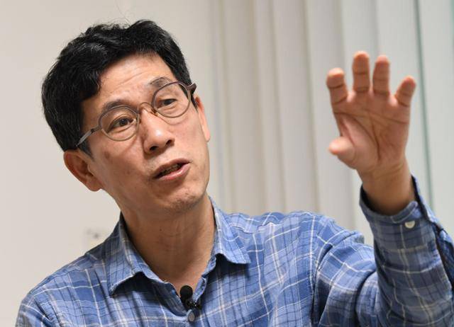 진중권 전 동양대 교수가 지난달 29일 서울 마포구 성산동 자택에서 한국일보와 인터뷰하고 있다. 배우한 기자