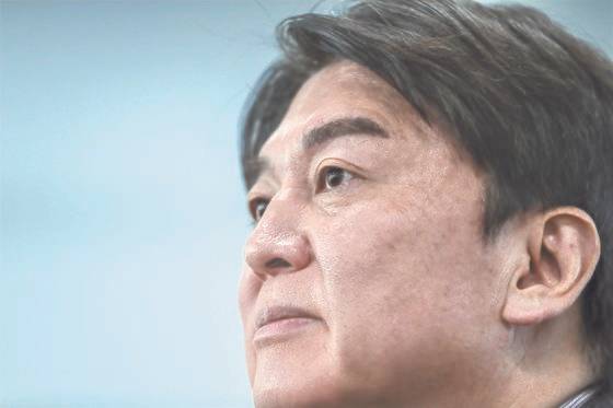 여의도 국민의당 당사에서 만난 안철수 대표는 “문재인 대통령이 백신 갖고 거짓말하는 것을 보고 너무나 화가 치밀었고, 서울시장 선거를 이기지 못하면 나라가 끝이란 절박감에서 출마를 결심했다. 이 절박감을 알아주셨으면 한다”고 여러번 강조했다. 김성룡 기자