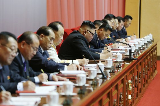 북한이 5일 노동당 8차 대회를 개막했다. 북한 노동당 고위간부들이 평양 4.25문화화관에 마련된 주석단에 앉아 회의를 하고 있다. [뉴스1]