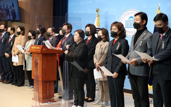 국민의힘 전주혜, 이주환 의원 등 초선의원들이 지난 해 12월 11일 오전 서울 여의도 국회 소통관에서 기자회견을 갖고 국정원법 개정안 저지를 위한 무제한 토론(필리버스터)에 초선의원 전원이 참가하기로 결의했다고 밝히고 있다. 뉴스1