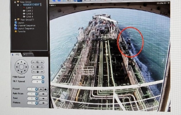 한국 유조선에 접근하는 혁명수비대. 오른쪽 동그라미는 혁명수비대 고속정이 유조선에 접근해 승선하는 장면이 CCTV에 촬영된 모습. 2021.1.4  [사진=연합뉴스]