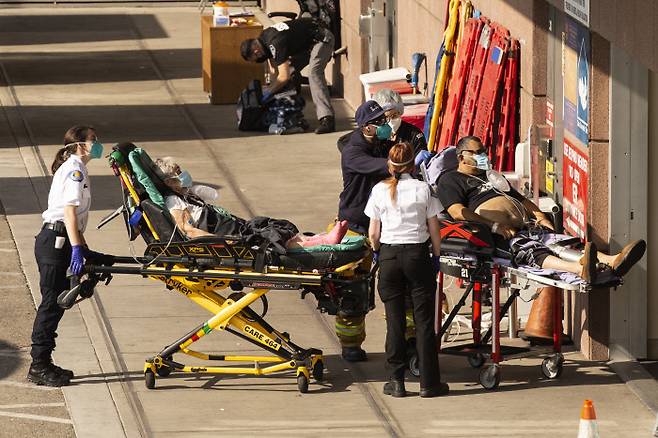 응급환자들이 5일(현지시간) 미국 캘리포니아주 로스앤젤레스의 한 병원 응급실로 이송되고 있다. 로스앤젤레스|EPA연합뉴스