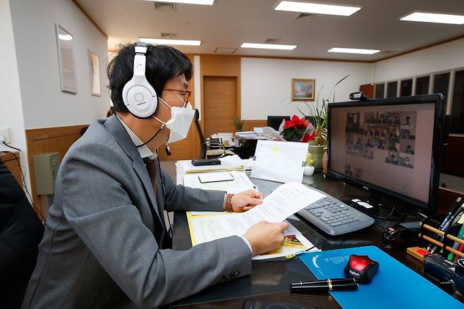 FSC Vice Chairman Doh Kyu-sang speaks at an online meeting with financial experts held at the government office complex in Seoul on Wednesday. (Financial Services Commission)