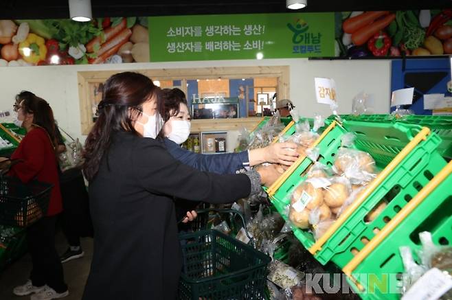 ▲ 해남군은 지난해 10월 해남읍 YMCA에 해남로컬푸드 임시 직매장을 개장해 운영 중으로, 12월 말 기준 64일 동안 4649명이 방문, 총 7275만 원의 매출을 올렸다.[사진=해남군]