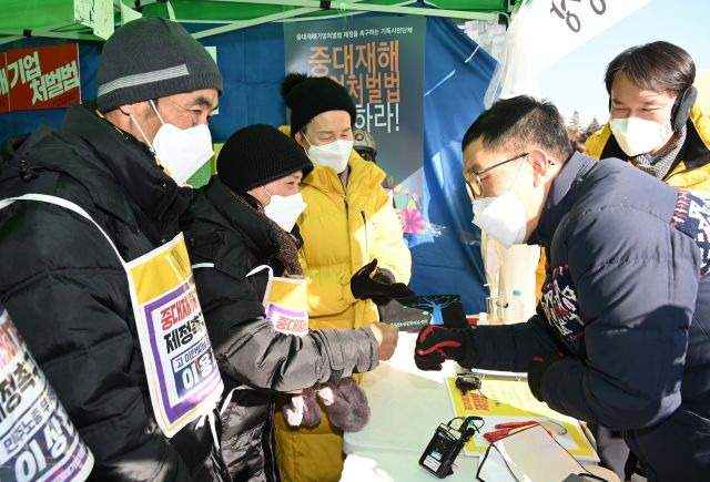 방송인 김제동 씨(오른쪽)가 6일 국회 본청 앞 정의당의 중대재해기업처벌법 제정 촉구 단식농성장을 찾아 정의당 심상정 의원과 인사하고 있다. 연합뉴스