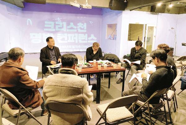 크리스천뮤직 100대 명반 선정위원들이 지난해 1월 서울 마포구 빅퍼즐문화연구소에서 100대 명반 선정을 위한 토의를 하고 있다. 빅퍼즐문화연구소 제공
