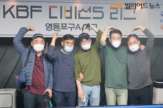 지난해 11월 15일 서울 영등포구 여의도동에서 열린 서스포츠클럽디비전5(D5). 사진은 경기를 마친 YBC브라보 팀원들.