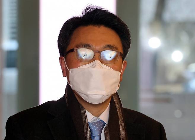 김진욱 고위공직자범죄수사처장 후보자가 31일 서울 종로구 인사청문회 준비 사무실로 출근하며 취재진의 질문을 받고 있다. 2020.12.31.이승환기자
