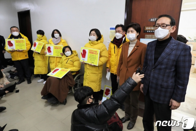 국회 법사위 백혜련 1소위원장과 김도읍 국민의힘 간사가 지난 5일 오후 서울 여의도 국회 법제사법위원회 법안심사제1소위원회 앞에서 오는 아동학대법을 여야 합의로 처리하기로 했다는 내용을 발표하고 있다.  강은미 원내대표를 비롯한 정의당 의원들은 중대재해기업처벌법 촉구하며 피켓 시위를 하고 있다. /사진=뉴스1.