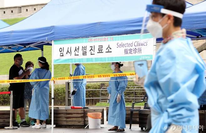 임시선별진료소에서 시민들이 코로나19 검사를 받고 있다./사진=김휘선 기자 hwijpg@