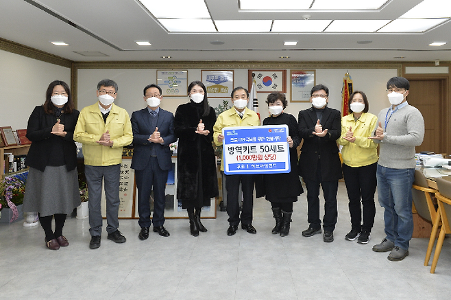 포천 허브아일랜드(대표 임옥)는 지난 5일 코로나19 극복을 위해 KF94 마스크, 허브오일, 허브차 등 1000만 원 상당의 물품을 포천시에 기탁했다고 6일 밝혔다. / 사진제공=포천시