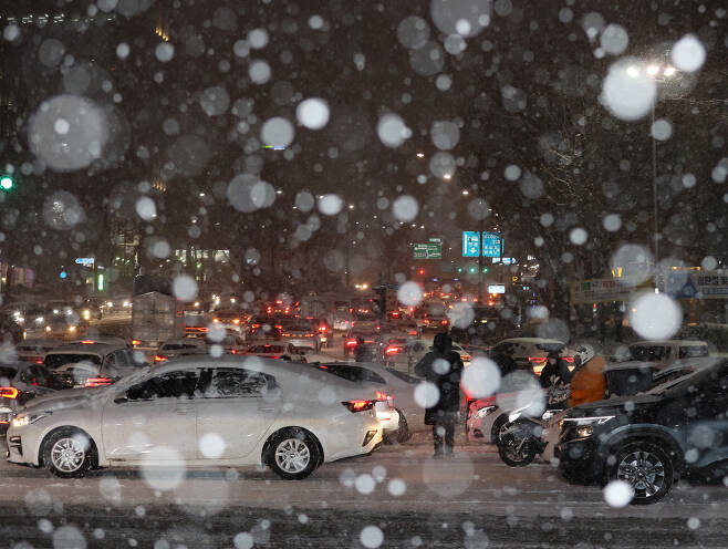 서울 전역에 대설주의보가 발효된 6일 오후 서울 삼성역 인근에서 차들이 신호대기를 하고 있다. [연합]