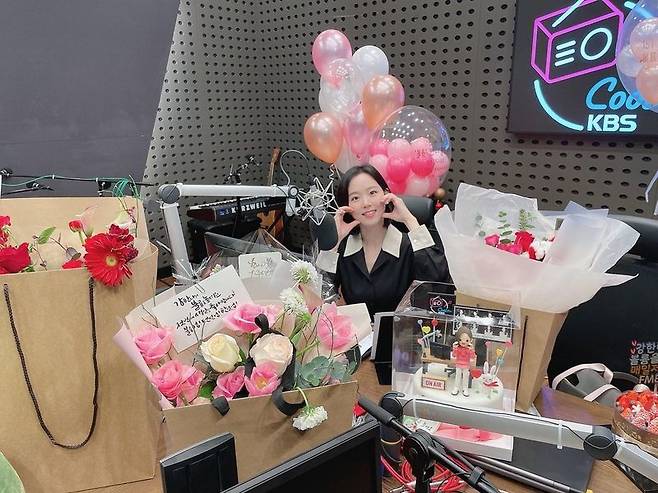 Actor Kang Han-Na celebrated KBS Cool FM Kang Han-Nas volume a year anniversary.Kang Han-Na posted several photos on his Instagram on January 6 with an article entitled Thank you very much for celebrating and sharing a year anniversary of Handi.Kang Han-Na in the public photo is smiling brightly in the background of colorful bouquets and balloons in the radio studio.Kang Han-Na took on the Raise the volume of Kang Han-Na in January last year and welcomed a year anniversary today.He also won the Radio New DJ Award at the 2020 KBS Entertainment Grand Prize held on December 24th.Meanwhile, Kang Han-Na appears in TVNs new drama The Falling Living.