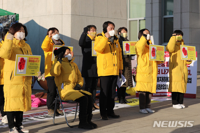 [서울=뉴시스]전진환 기자 = 6일 오전 국회 본청 단식농성장 앞에서 열린 정의당 중대재해기업처벌법 제정 관련 대표단 - 의원단 긴급 기자회견에서 김종철 대표, 강은미 원내대표 등이 구호를 외치고 있다.  (공동취재사진) 2021.01.06. photo@newsis.com